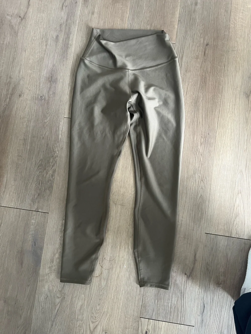 ALO Yoga High-Waist Leggings in Olive Branch. size M
